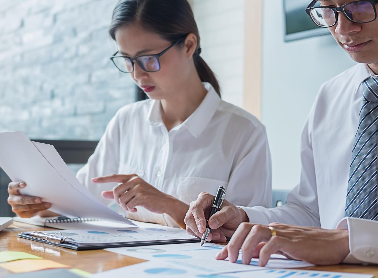 Судалгааны компанийн зөвлөхүүд бизнесийн өгөгдөл, тайлан дээр дүн шинжилгээ хийж зөвлөгөө өгч буй байдал