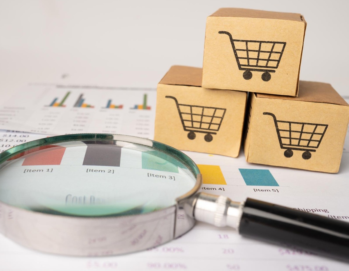 Судалгааны компанийн баг тайлан, график дээр үндэслэн шийдвэр гаргалтад дэмжлэг үзүүлж буй уулзалт